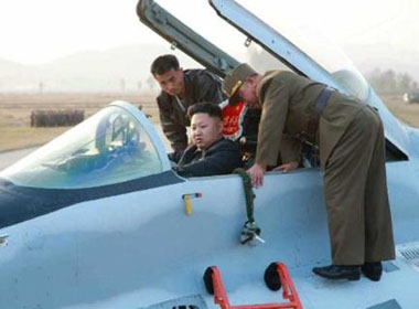 Nhà lãnh đạo trẻ Kim Jong-un đã đích thân ngồi vào buồng lái của một chiến đấu cơ và hướng dẫn cho các phi công.