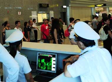 Sân bay quốc tế Đà Nẵng hiện đặt thiết bị đo thân nhiệt hành khách bay đến từ vùng có dịch Ebola. 