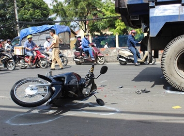 Thai phụ bị 'hung thần' xe ben kéo lê 5m ở Sài Gòn