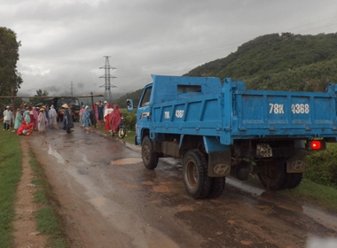 Dân chặn xe tải, đòi đối thoại với lãnh đạo xã ở Phú Yên