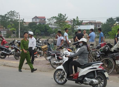 Một phụ nữ mang thai lao xe máy xuống sông tự vẫn