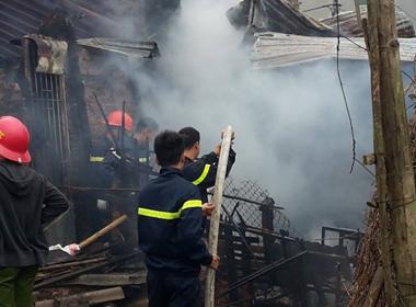 Cháy xưởng gỗ ở Hà Nội, nhiều tài sản bị thiêu rụi