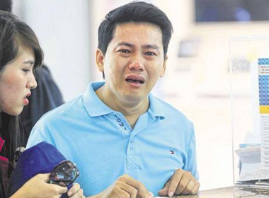 Du khách Việt quỳ gối, khóc xin hoàn tiền iPhone 6 tại Singapore