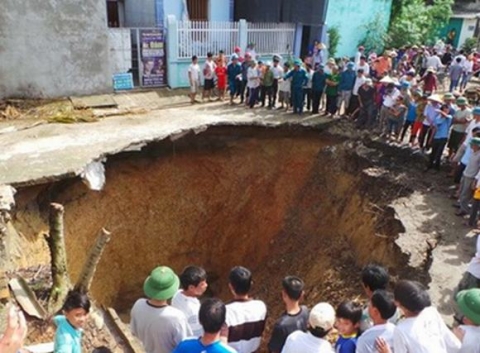 'Hố tử thần' ở Thanh Hóa: Nhà nứt toác, dân mất ăn mất ngủ