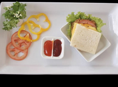 Bữa sáng ngon với sandwich gà 