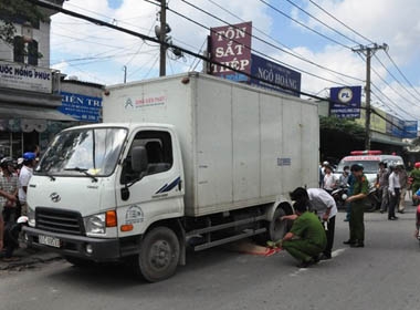 Xe tải cán qua người 2 lần, một phụ ở Sài Gòn nữ tử vong
