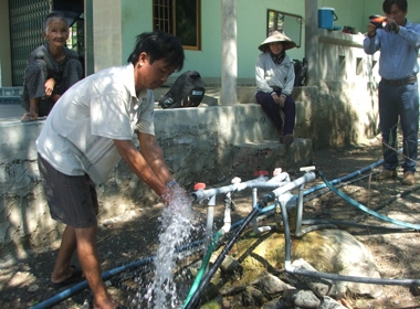 Thêm một giếng khoan lạ tự phun trào nước ở Phú Yên