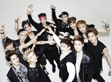 EXO được bầu chọn nhóm nhạc xuất sắc nhất 2014 bởi chính đồng nghiệp.
