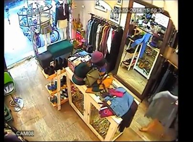 Camera ghi hình nữ quái trộm iPhone ở shop quần áo