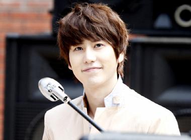 Em út Super Junior bất ngờ đánh lẻ