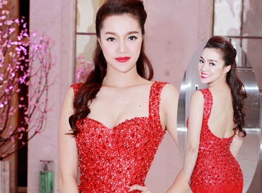 Ca sĩ Ngọc Anh diện đầm dạ hội đỏ đẹp như hoa hậu