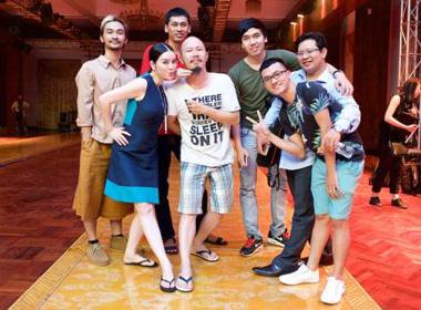 Lý Nhã Kỳ đi dép tông chỉ đạo Lynk fashion show