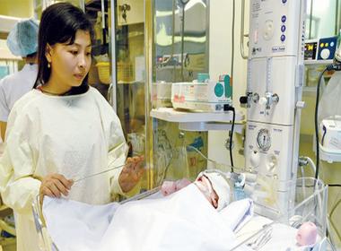 Em gái của nạn nhân đang theo dõi cháu bé tại Bệnh viện Nhi Đồng 1, TP.HCM 