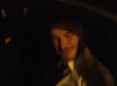 Beckham mở cửa kính ô tô quay người hâm mộ VN lúc nửa đêm