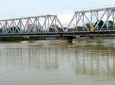 Thất tình cô gái uống rượu rồi nhảy sông Thương tự tử