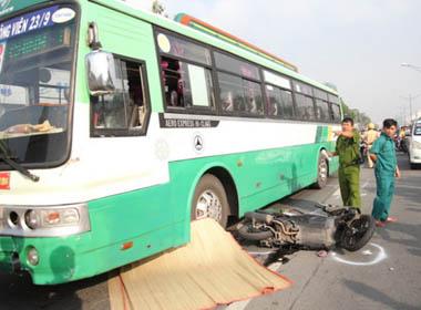 Xe buýt cán chết người đi bộ băng ngang qua đường Trường Chinh