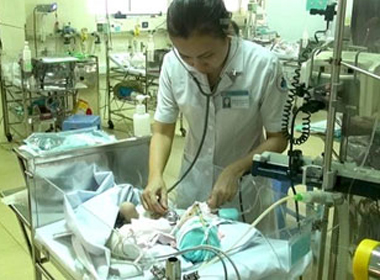 Bé sơ sinh đang được chăm sóc tại BV Nhi Đồng 1 - Ảnh: Tấn Nguyên