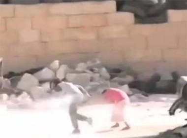 Cậu bé Syria giả chết cứu em trong làn đạn bắn tỉa