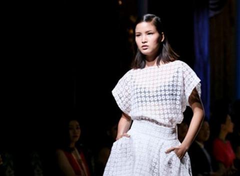 Chà Mi làm vedette show thời trang Lý Nhã Kỳ