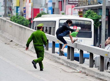 Cảnh sát đuổi bắt người đi bộ ở đường trên cao