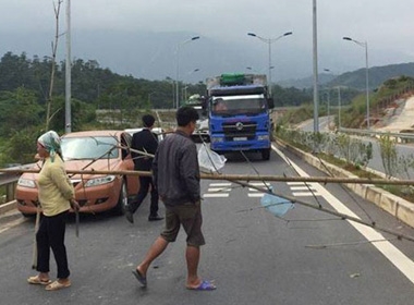 Dân chắn đường cao tốc Nội Bài – Lào Cai gây ách tắc 