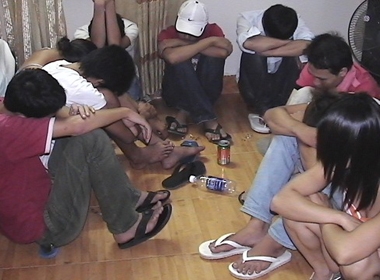 11 nam, nữ thanh niên sử dụng ma túy tập thể trong quán karaoke