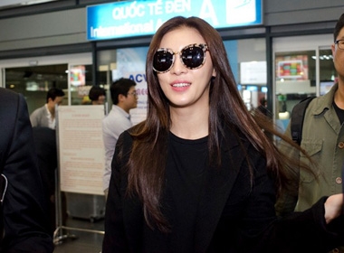 Ha Ji Won tươi rói đến Hà Nội