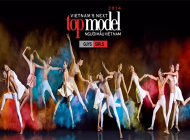 Vietnam’s Next Top Model 2014 tập 3: Hot boy Việt kiều giành chiến thắng tạt bột màu 