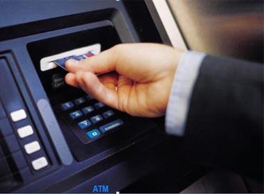 Bắt quả tang người nước ngoài dùng thẻ ATM giả rút tiền (Ảnh minh hoạ)