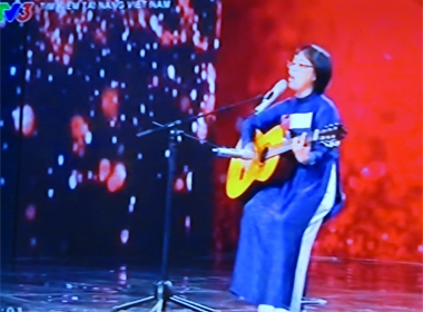  Vietnam’s Got Talent 2014 tập 8: Vì sao Huy Tuấn dùng nút quyền lực cho cô giáo 55 tuổi?