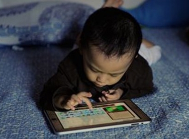 Trẻ 'dán mắt' vào màn hình smartphone dễ bị tự kỷ