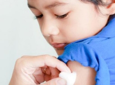 Sau tiêm vắc xin sởi-rubella, hơn 20 học sinh sốt, 4 cấp cứu. (Hình minh họa)