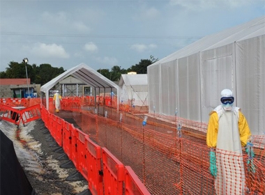 Nhân viên y tế trong trang phục bảo hộ cá nhân (PPE) bên ngoài trung tâm chữa trị Ebola tại thủ đô Monrovia, Liberia