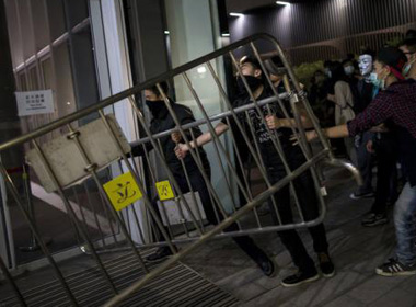 Hong Kong: Sinh viên phá cửa tràn vào tòa thị chính
