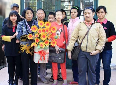 Cô trò chụp ảnh kỷ niệm với lẵng hoa ý nghĩa nhân ngày Nhà giáo Việt Nam