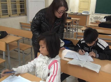 Cô giáo 18 năm dạy dỗ trẻ em xóm nghèo ven sông Hồng