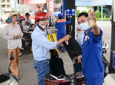 Khách hàng đổ xăng tại cửa hàng xăng dầu số 53 trên đường Phan Xích Long, Q.Phú Nhuận, TP.HCM  