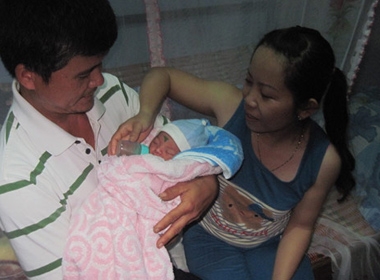 Bé gái mới sinh bị bỏ rơi trên rẫy cà phê ở Đắk Lắk