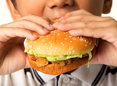 Chế độ ăn không hợp lý khiến trẻ béo phì (ảnh minh họa)