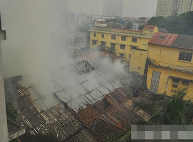 Cháy lớn ở công ty thiết bị khí tượng thủy văn ở Trung tâm Hà Nội