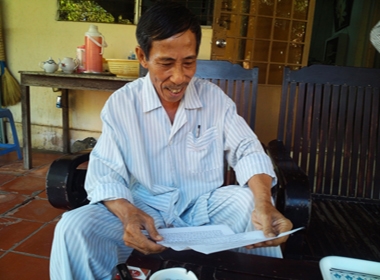 Ông Nguyễn Thận trình bày với PV những bất thường trong các Hồ sơ vụ án