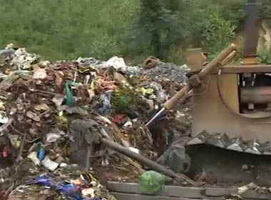 Kinh hoàng nước thải bãi rác chảy vào nguồn cấp nước Hà Nội