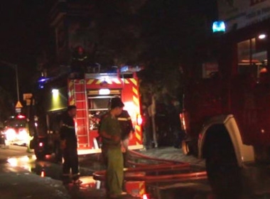 Nhiều xe cứu hỏa được huy động để khống chế đám cháy trong đêm.