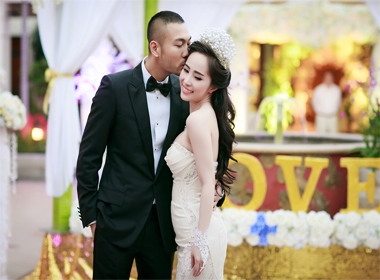 Clip Doãn Tuấn liên tục hỏng xe trên đường đến nơi tổ chức đám cưới với Quỳnh Nga