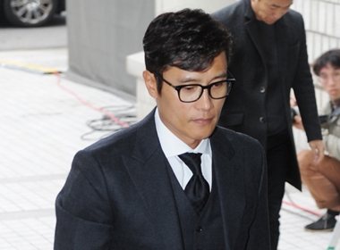 Lee Byung Hun phờ phạc đến tòa sau scandal ngoại tình