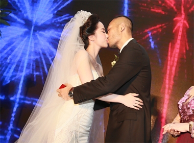 Nụ hôn ngọt ngào của Quỳnh Nga và Doãn Tuấn  trong đám cưới