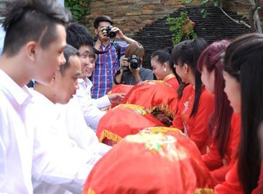 Đội ngũ bê tráp hoành tráng trong đám cưới mỹ nhân Việt