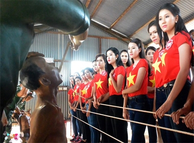 Người đẹp Hoa hậu Việt Nam 2014 xem cảnh rợn người ở nhà tù Phú Quốc