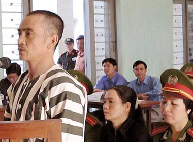 Huỳnh Văn Nén tại phiên tòa phúc thẩm lần 2 'vụ án vườn điều', ngày 10-3-2005