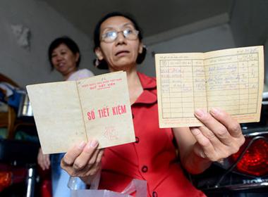 Hai cuốn sổ tiết kiệm từ năm 1983 của bà Lê Thị Bích Thủy